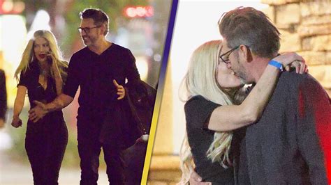 Tori Spelling kisses Ryan Cramer after ex Dean McDermott。